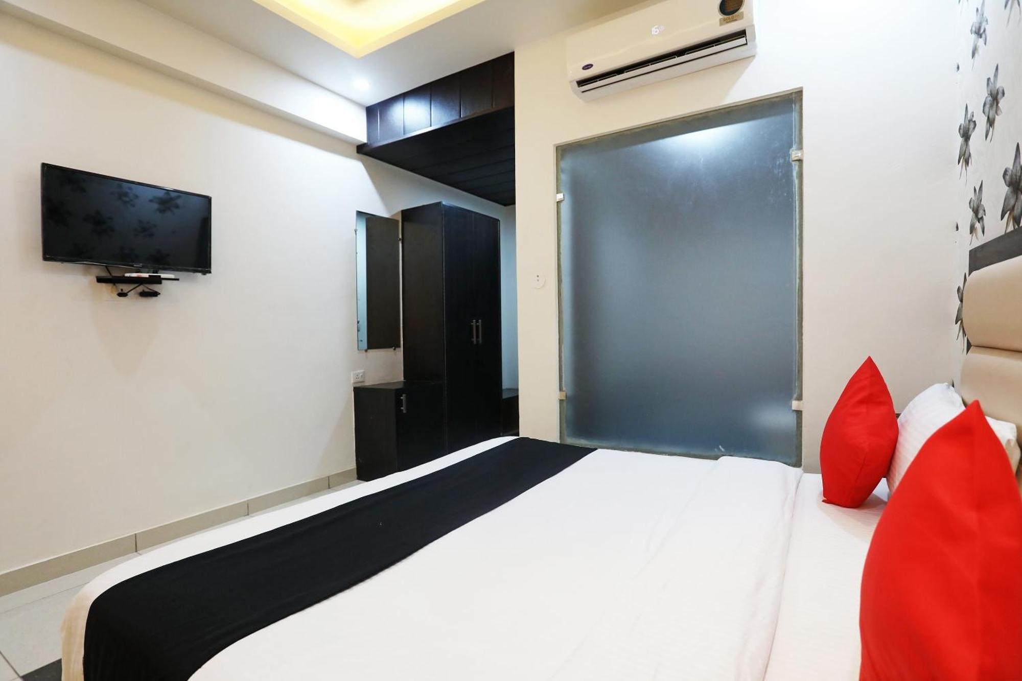 Capital O 40493 Hotel Aroma Regency Meerut Buitenkant foto