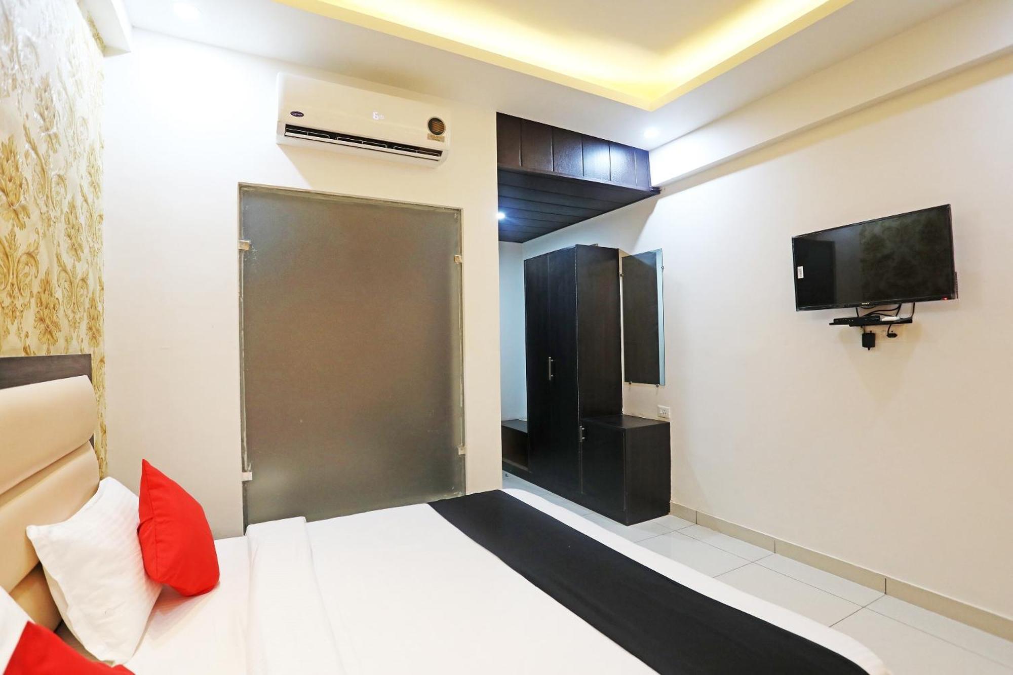 Capital O 40493 Hotel Aroma Regency Meerut Buitenkant foto