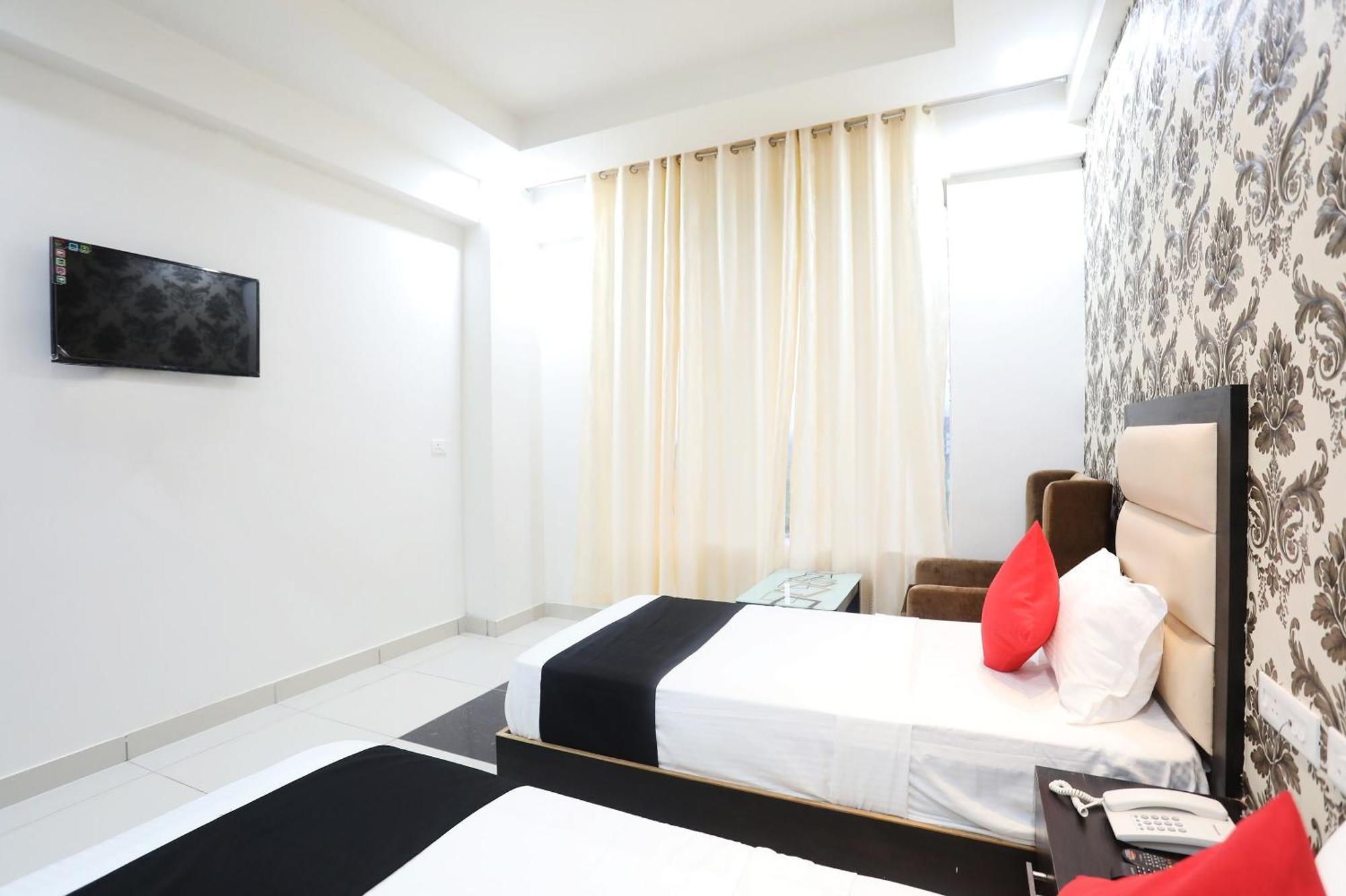 Capital O 40493 Hotel Aroma Regency Meerut Buitenkant foto