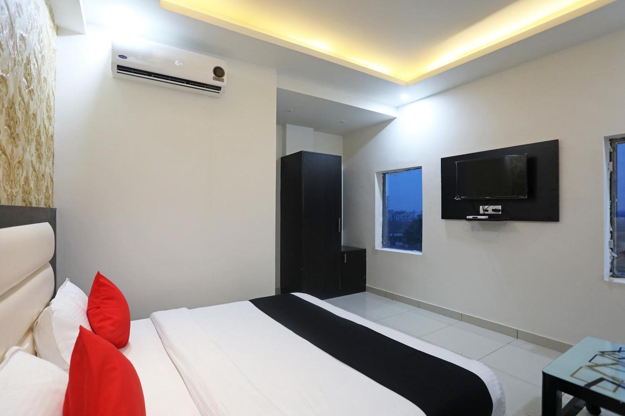 Capital O 40493 Hotel Aroma Regency Meerut Buitenkant foto