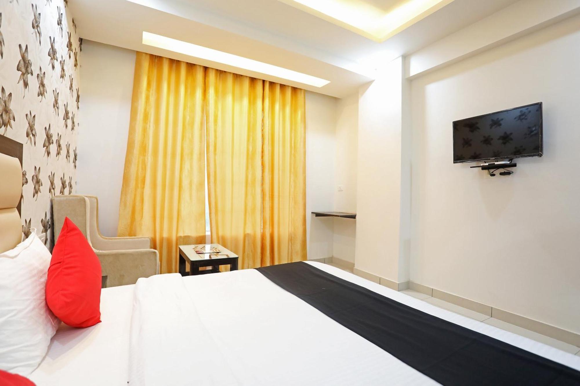 Capital O 40493 Hotel Aroma Regency Meerut Buitenkant foto