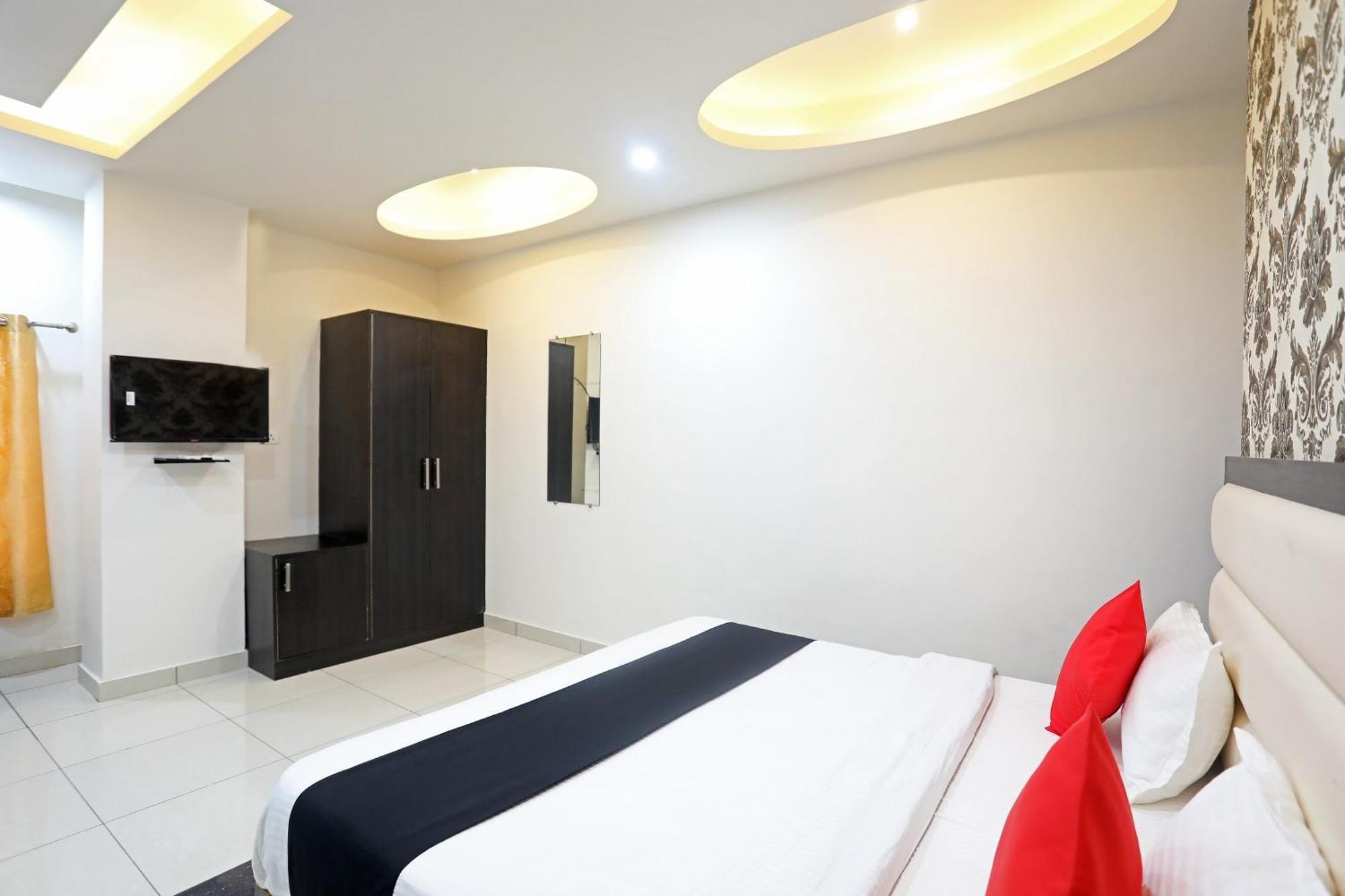 Capital O 40493 Hotel Aroma Regency Meerut Buitenkant foto