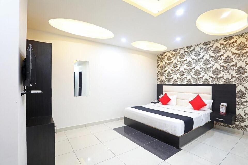 Capital O 40493 Hotel Aroma Regency Meerut Buitenkant foto