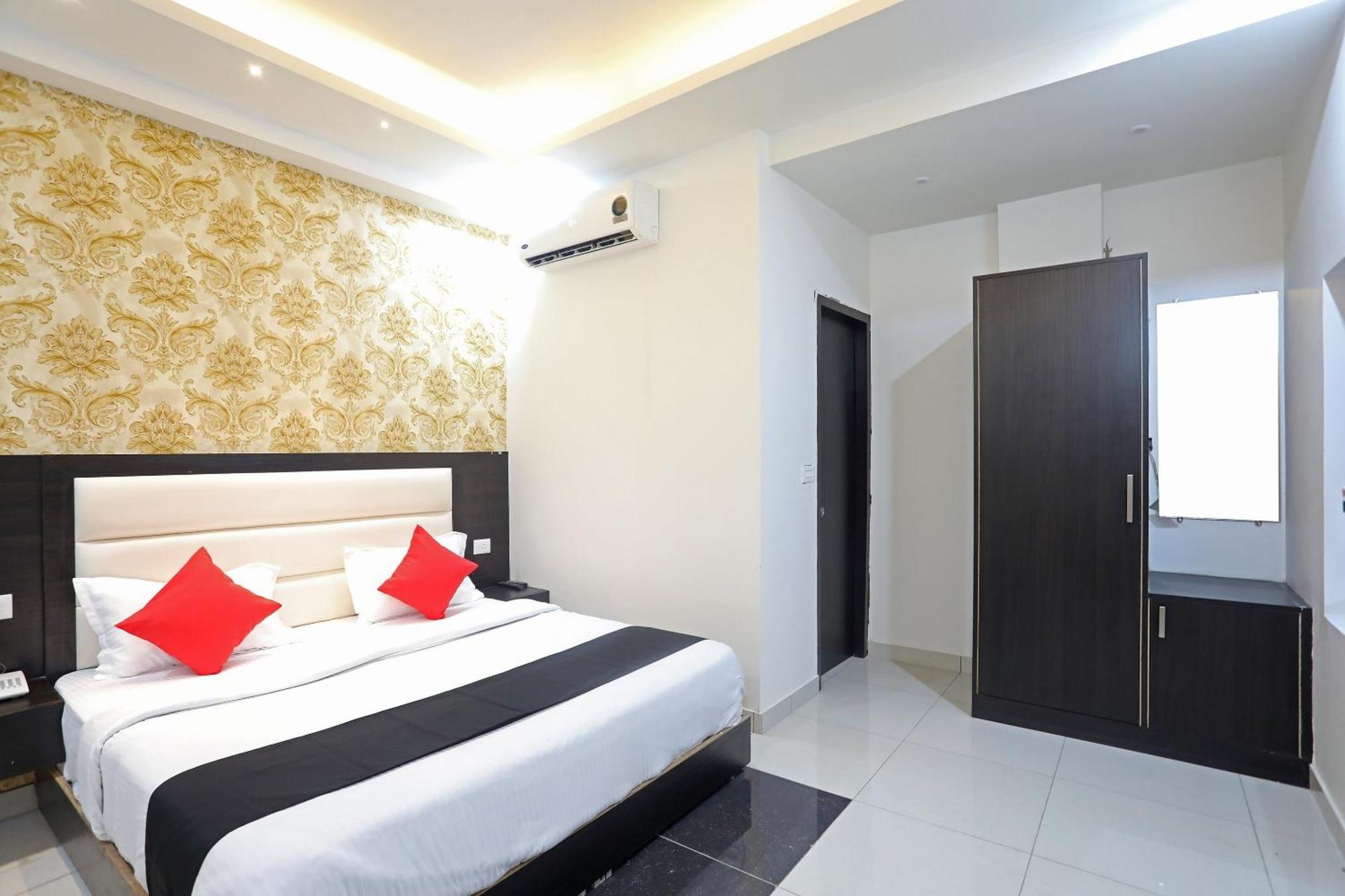 Capital O 40493 Hotel Aroma Regency Meerut Buitenkant foto
