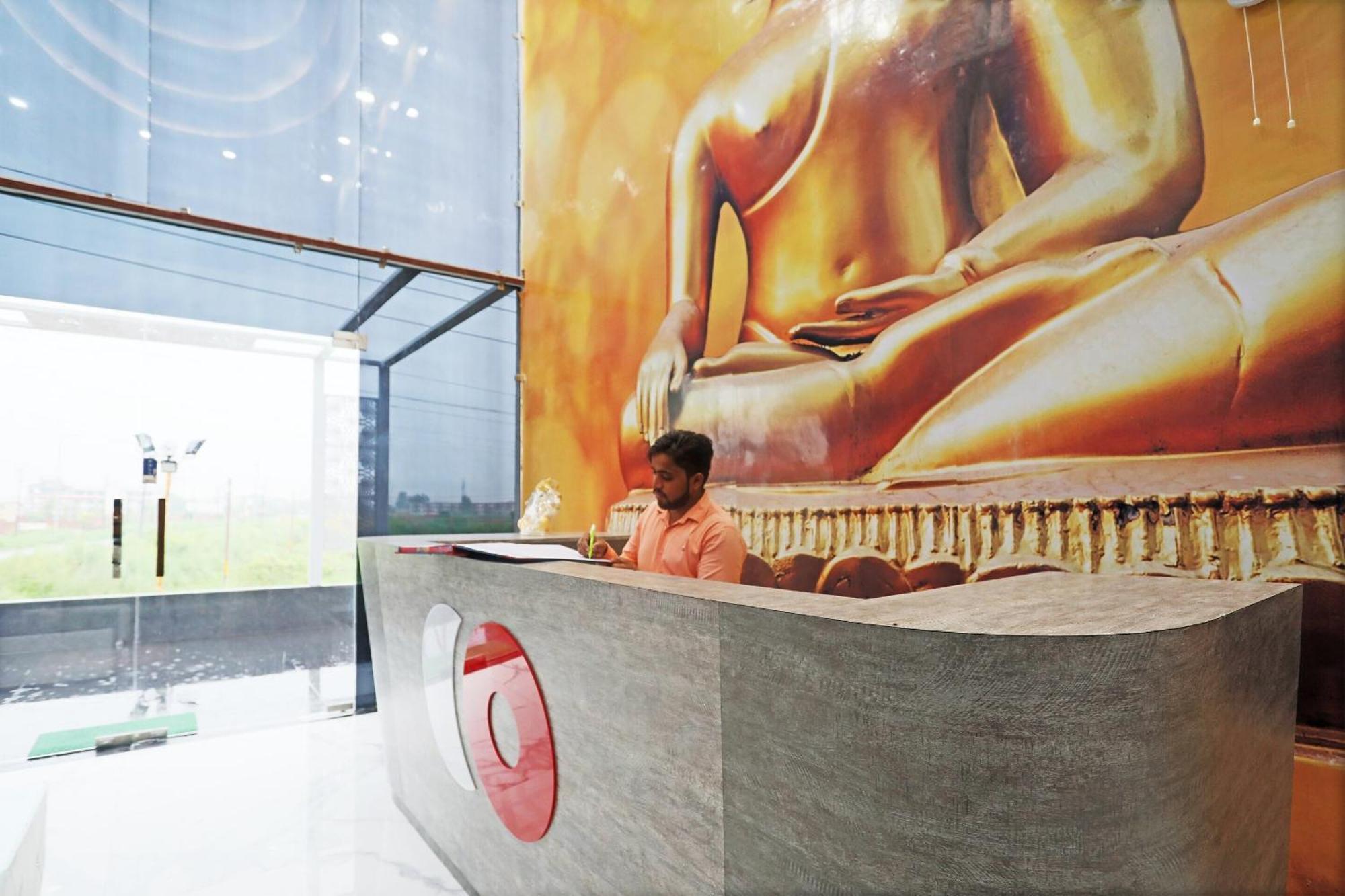 Capital O 40493 Hotel Aroma Regency Meerut Buitenkant foto