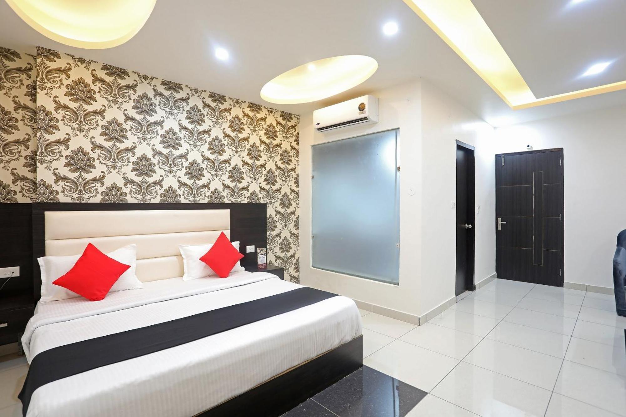 Capital O 40493 Hotel Aroma Regency Meerut Buitenkant foto