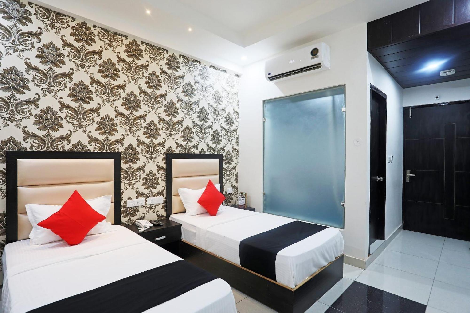 Capital O 40493 Hotel Aroma Regency Meerut Buitenkant foto