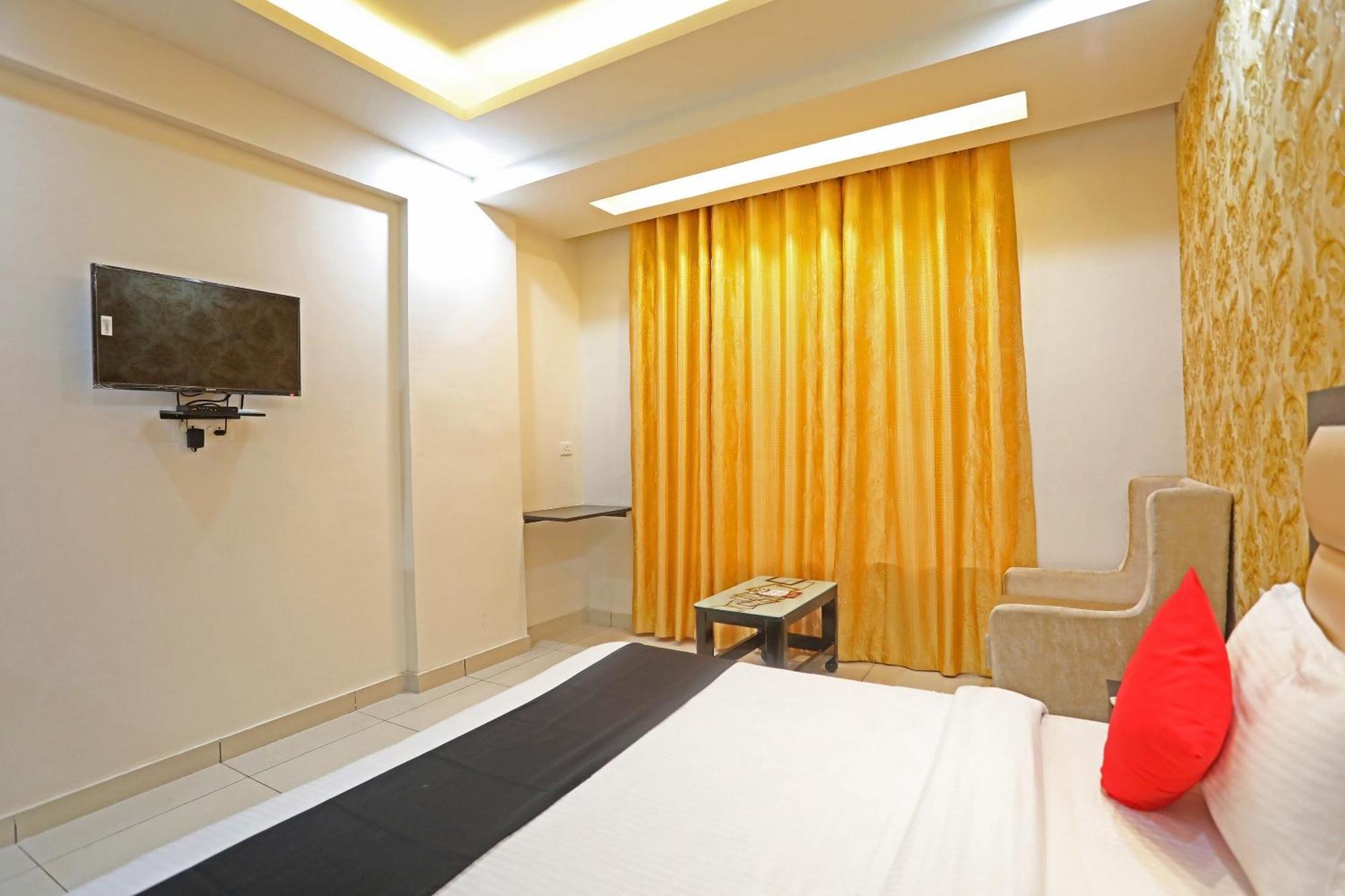 Capital O 40493 Hotel Aroma Regency Meerut Buitenkant foto