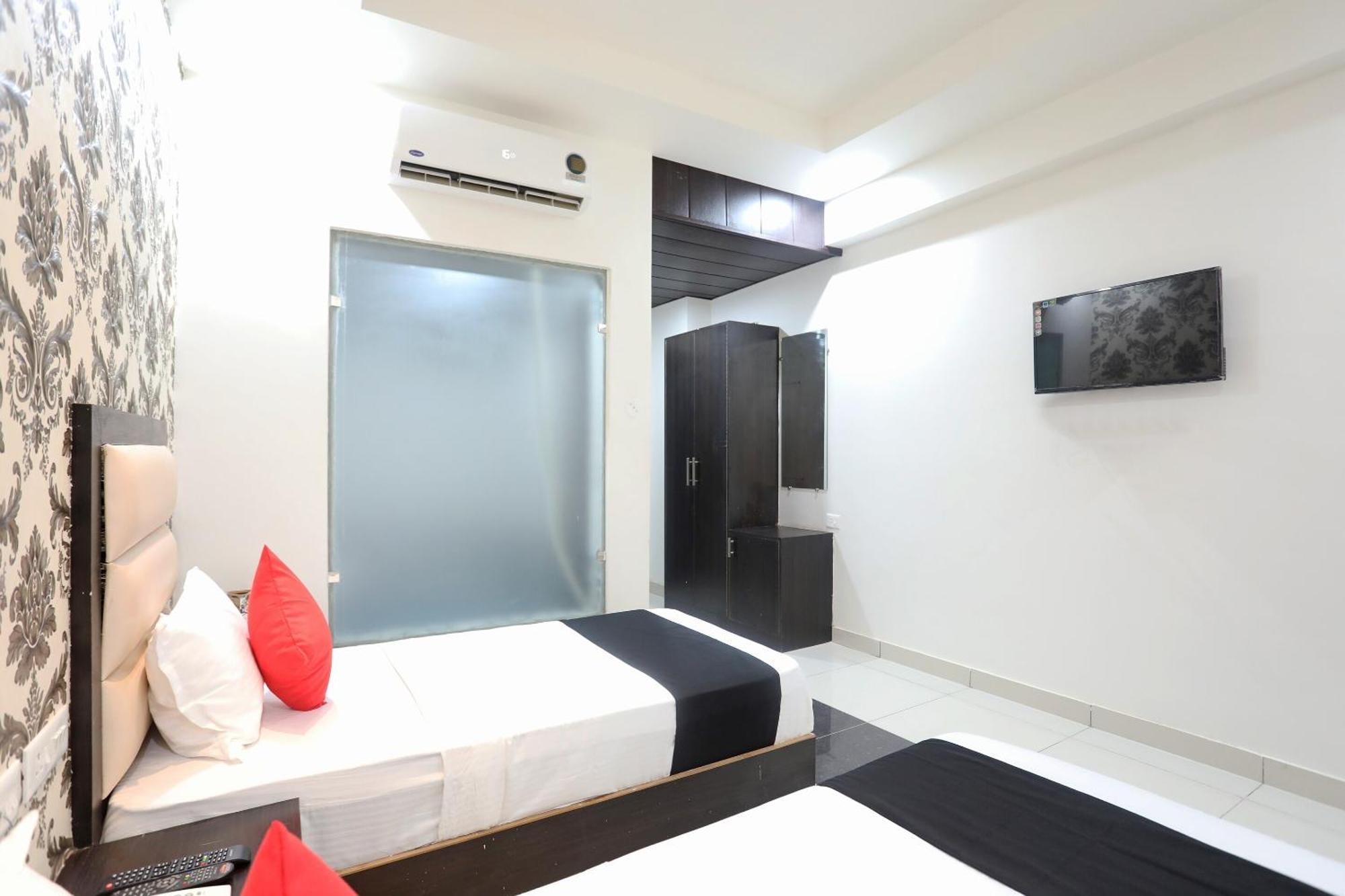 Capital O 40493 Hotel Aroma Regency Meerut Buitenkant foto