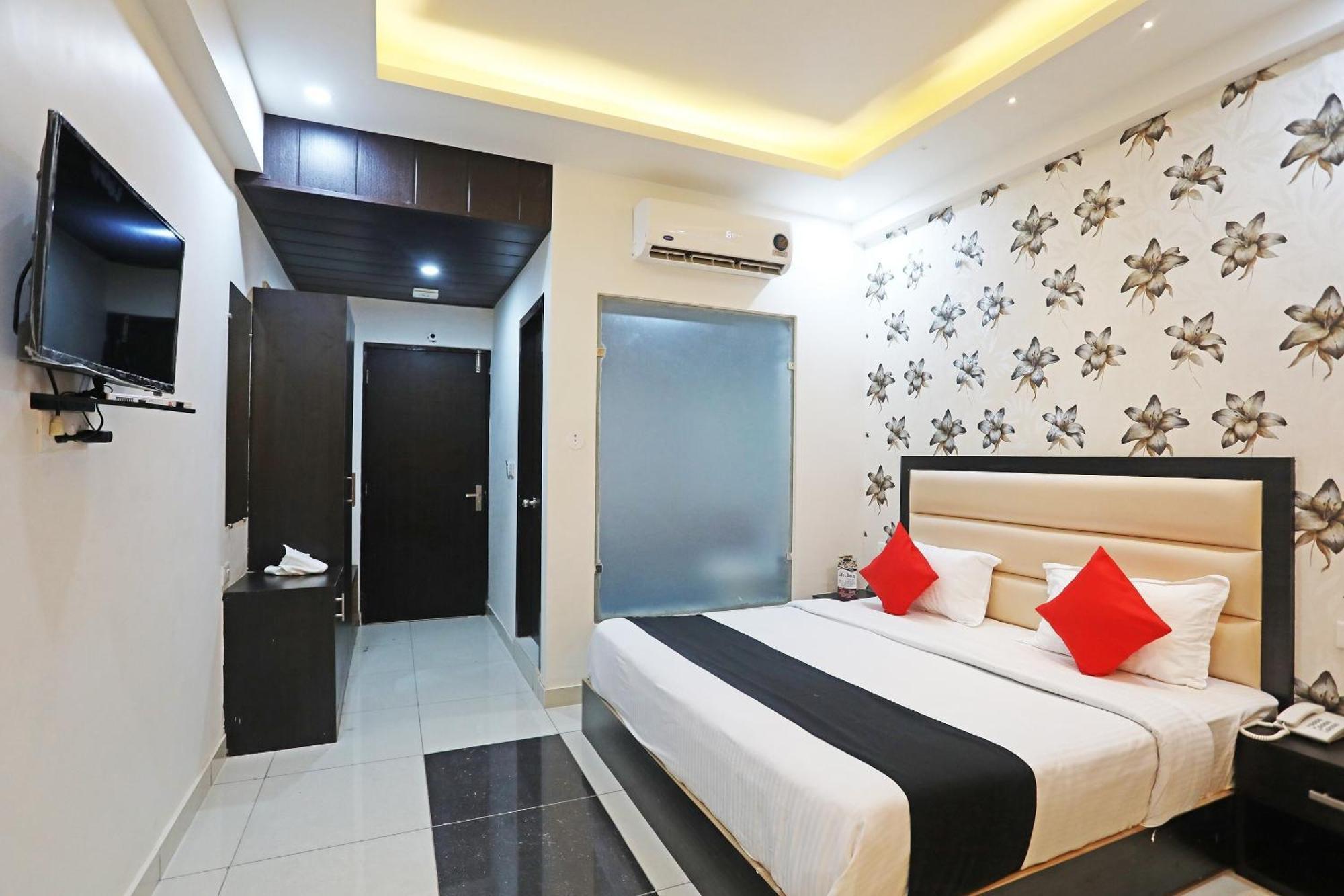 Capital O 40493 Hotel Aroma Regency Meerut Buitenkant foto