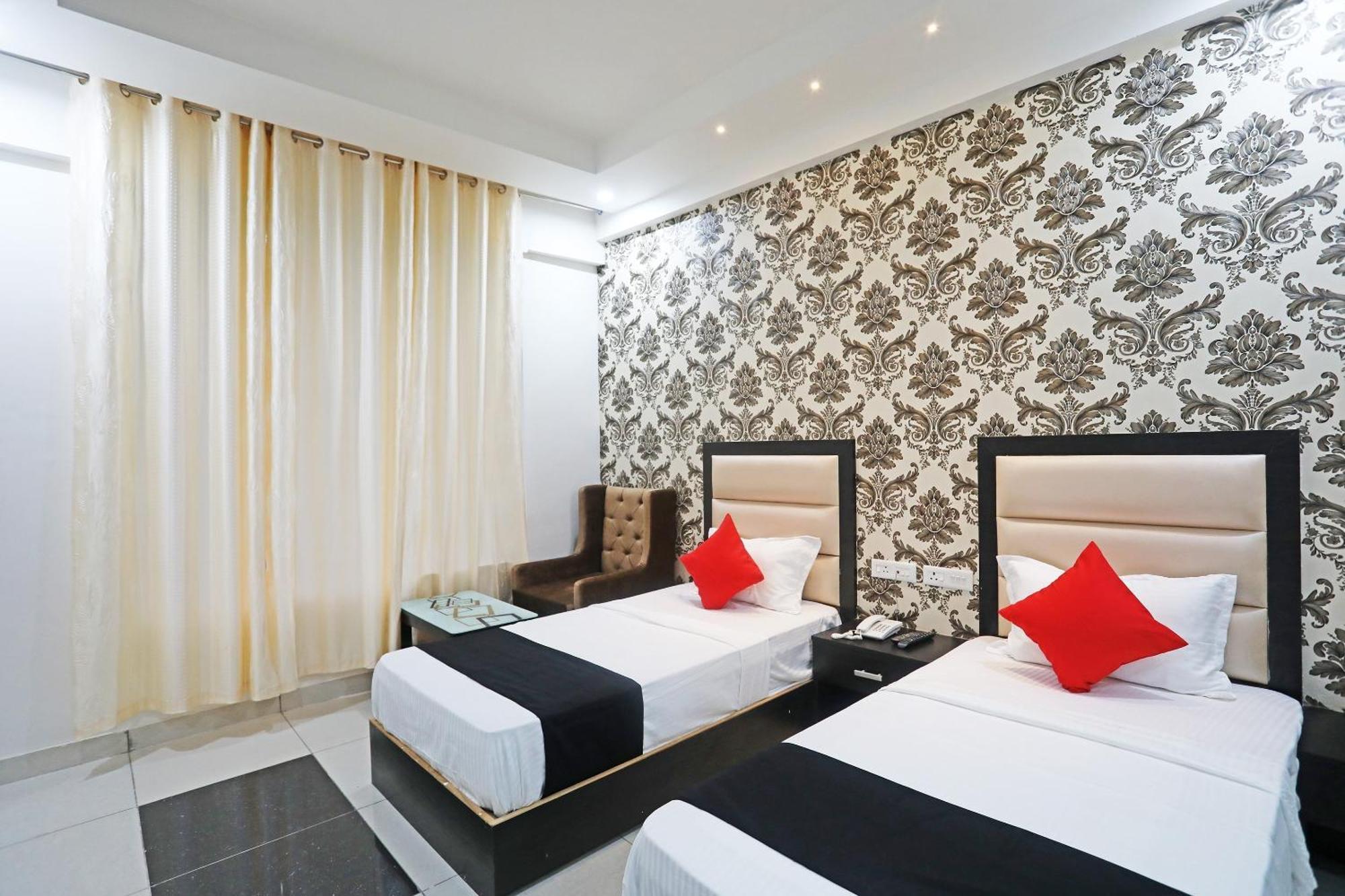 Capital O 40493 Hotel Aroma Regency Meerut Buitenkant foto